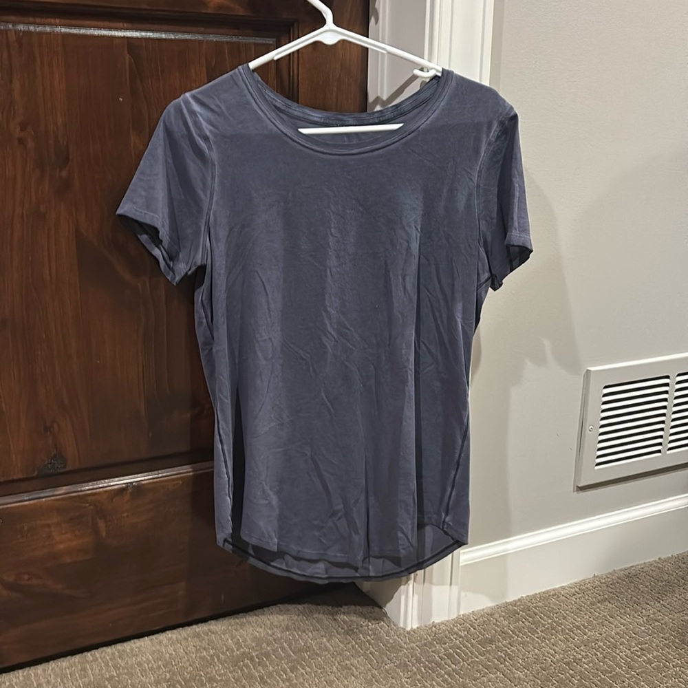 Lululemon size 6 short sleeve shirt in washed navy